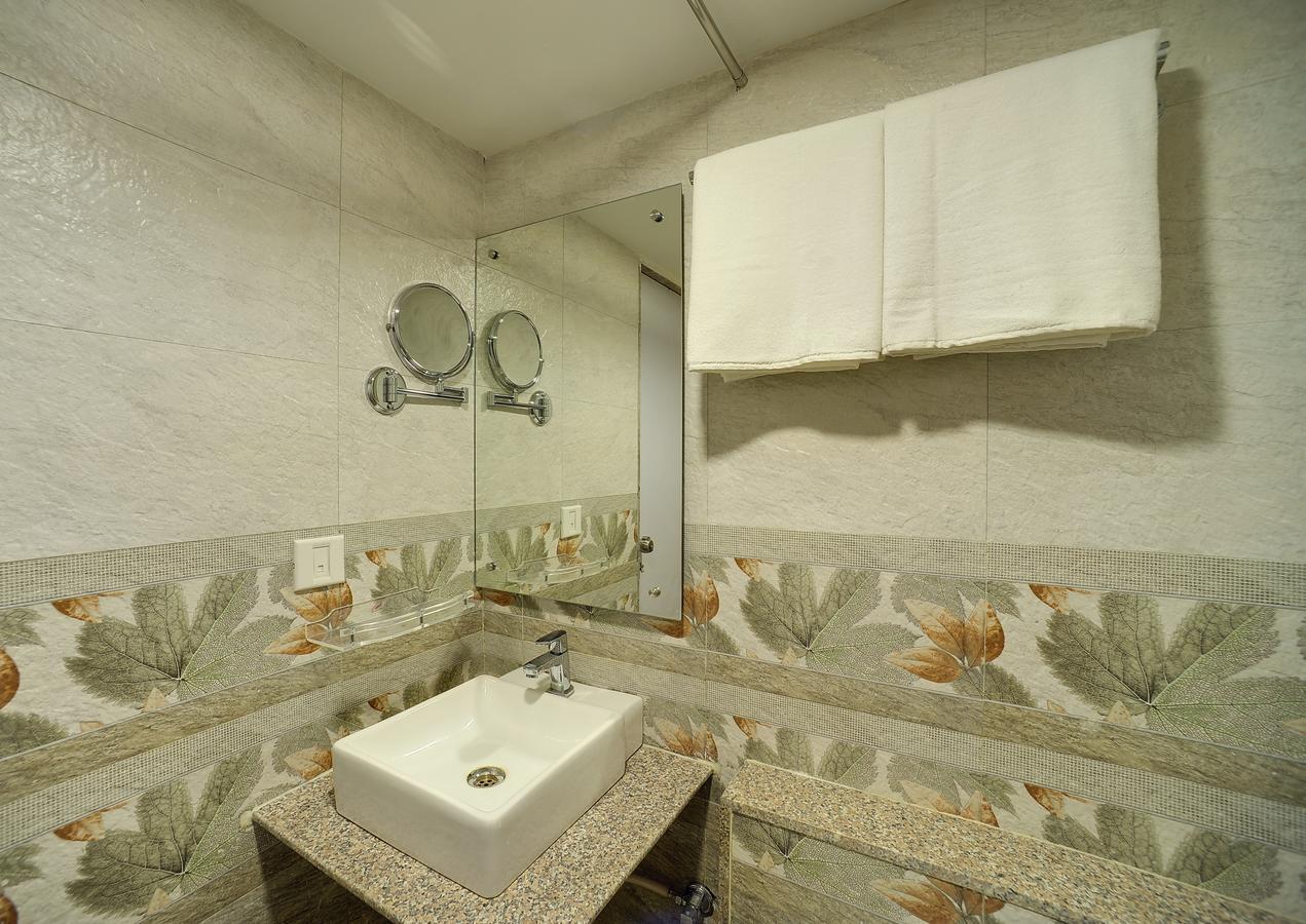 Rudra Royale Hotel Ahmedabad Ngoại thất bức ảnh