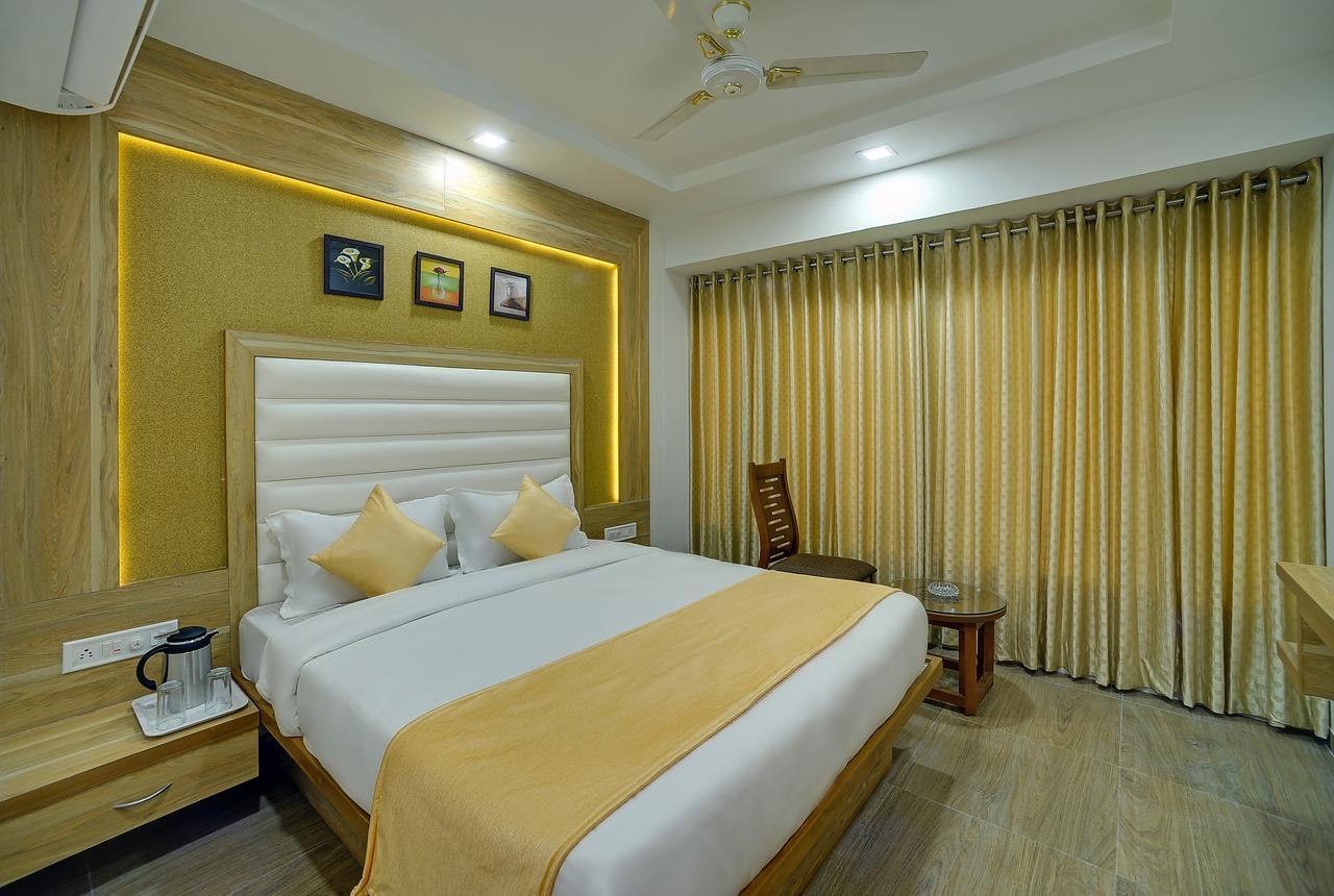 Rudra Royale Hotel Ahmedabad Phòng bức ảnh